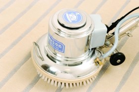 専用機材で全体を洗浄 専用機材で全体を洗浄